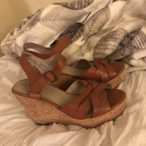 Hinge brown wedges